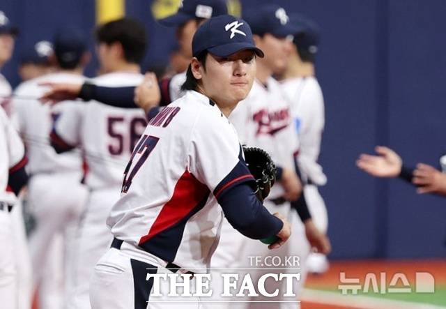 곽빈은 15일 일본전에서 선발 3이닝 동안 무실점으로 잘 던졌지만 4회말 선두 타자를 볼넷으로 내보내면서 대량 실점했다. /뉴시스