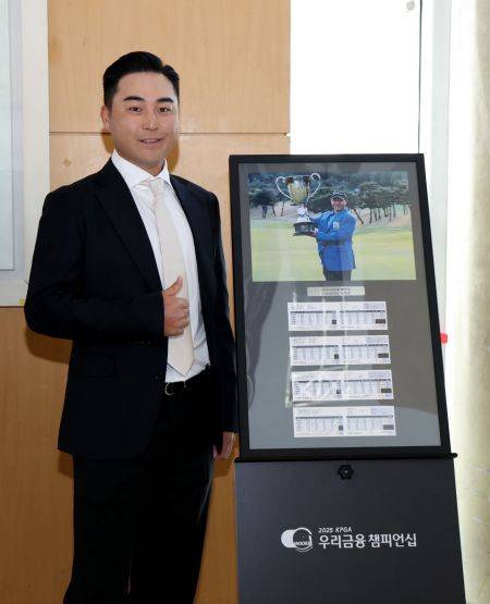 이태훈이 제네시스 대상식에서 포즈를 취하고 있다. KPGA 제공