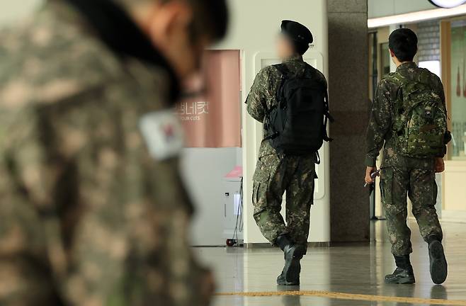 지난 여름 휴가를 나온 군 장병들이 서울역을 거쳐가는 모습. 병영 개선으로 사병 월급이 인상되고 훈련 강도도 약화됐다. 부대 내 일과 후 스마트폰 사용도 허용되고, 일부 부대에선 24시간 사용도 도입되고 있다./뉴스1