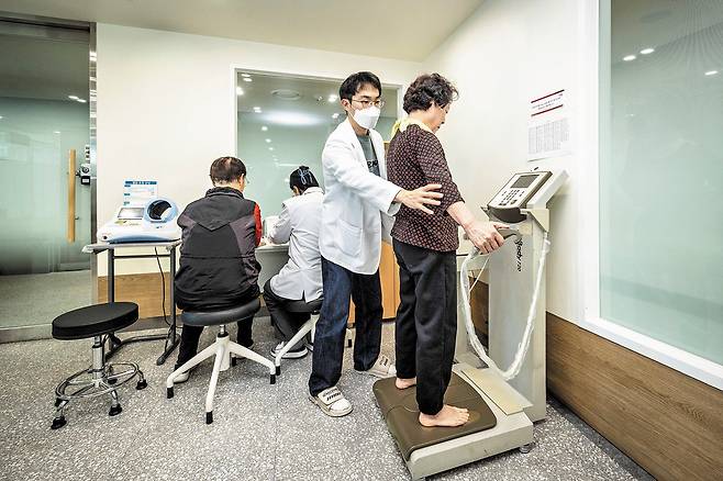 서울 종로구 보건소에서 주민 박영애(맨 오른쪽)씨가 체성분 검사(인바디)를 받고 있다. /이신영 영상미디어 기자