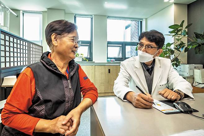 대사증후군 검사를 마친 주민 유영순씨가 의사와 상담하고 있다. /이신영 영상미디어 기자