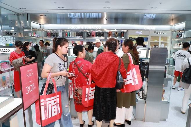 서울 중구 신세계면세점 명동점에서 중국인 관광객들이 쇼핑을 하는 모습.  /신세계면세점 제공