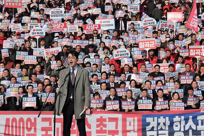 국민의힘 주진우 의원이 지난 12일 서울 여의도 국회의사당 본관 앞 계단에서 열린 ‘대장동 일당 7400억 국고 환수 및 검찰 항소 포기 외압 규탄 대회’에서 발언하고 있다. /남강호 기자