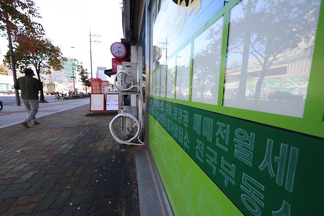 정부의 10·15 주택시장 안정화 대책 발표 이후 전세 매물이 감소세를 보인 가운데 27일 오후 서울 노원구의 한 부동산 매물 안내판이 비어 있다. 서울 전세 매물 감소가 전셋값 상승을 부르고, 경기도 전세난으로 번지는 풍선효과가 나타나고 있다. /뉴시스