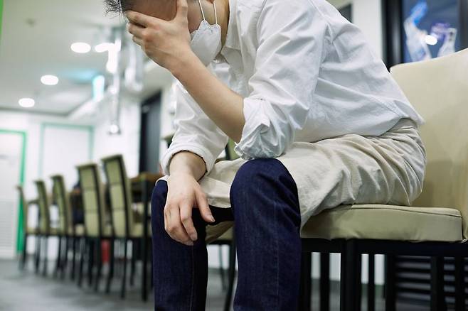 퇴사는 했지만 재취업도 쉽지않은 50대, 가장의 무게감으로 창업을 고민하는 사람들이 많다. 창업을 통해 성공하는 사례도 있지만, 우리나라 자영업자들 '평균의 삶'은 팍팍하기만 하다. 연 평균소득 2500만원, 5년 내 생존율도 세 집 중 한 집 꼴이다. 전문가들은 준비 없는 창업은 또다른 위기를 부를 수 있다며 사전조사를 철저히 하라고 조언한다. /게티이미지뱅크