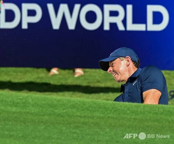 DP월드투어(옛 유러피언투어) 2025시즌 최종전 DP월드 투어챔피언십에 출전한 로리 맥길로이(북아일랜드)가 2라운드에서 경기하는 모습이다. 벙커샷을 하고 있다. 사진제공=ⓒAFPBBNews = News1 (사진을 무단으로 사용하지 마십시오.)