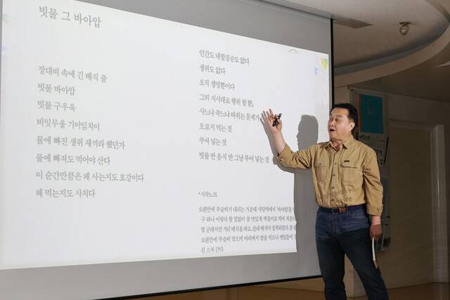 권일혁 시인의 시를 ‘발견한’ 김응교 시인(숙명여대 교수). 그는 지난달 28일 서울 중구 대한성공회에서 열린 성프란시스대학 20주년 기념 북콘서트에서 권 시인과의 일화를 설명했다. 정용일 선임기자 yongil@hani.co.kr