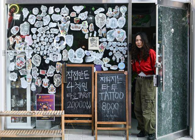 '칼리'라는 이름으로 활동하는 타투이스트 강미진씨가 은평구 작업실 앞에서 본보 취재에 응하고 있다. 미진씨는 '지워지는 타투', '할로윈 타투 스티커' 등 타투를 보다 친근하게 대중들에게 알리려는 시도를 하고 있다. 최주연 기자