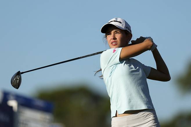 <yonhap photo-0538=""> Nov 14, 2025; Belleair, Florida, USA; Kai Trump tees off on the second hole during the second round of The ANNIKA golf tournament at Pelican Golf Club. Mandatory Credit: Nathan Ray Seebeck-Imagn Images/2025-11-15 03:31:51/ <저작권자 ⓒ 1980-2025 ㈜연합뉴스. 무단 전재 재배포 금지, AI 학습 및 활용 금지></yonhap>