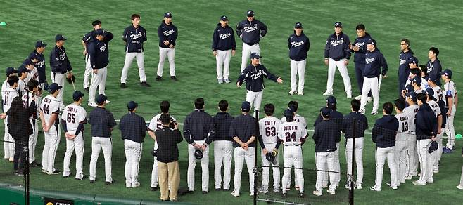 <yonhap photo-4827=""> 도쿄돔 입성한 한국대표팀 (도쿄=연합뉴스) 이동해 기자 = 한국 야구대표팀 류지현 감독과 선수들이 13일 일본 도쿄돔에서 첫 훈련에 앞서 대화하고 있다. 2025.11.13 eastsea@yna.co.kr/2025-11-13 16:27:11/ <저작권자 ⓒ 1980-2025 ㈜연합뉴스. 무단 전재 재배포 금지, AI 학습 및 활용 금지></yonhap>