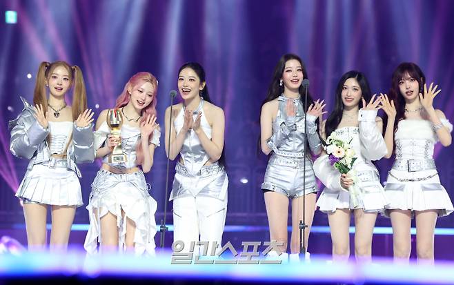 2025 코리아 그랜드 뮤직 어워즈 with iM뱅크’(2025 KGMA) 둘째날 뮤직데이가 15일 오후 인천 영종도 인스파이어 아레나에서 펼쳐졌다. 2025그랜드송을 수상하며 4관왕에 오른 아이브가 소감을 말하고 있다. KGMA는 한 해 동안 국내외 팬들에게 많은 사랑을 받은 K팝 아티스트와 작품들을 조명해 차별화된 콘텐츠를 선보이는 K팝 축제다. 올해는 KGMA 조직위원회와 크리에이터링, 디오디가 공동 주관하며, 인천광역시와 인천관광공사가 후원한다. 타이틀 스폰서로는 iM뱅크가 함께하며, 협찬사로 피자에땅, 레이블 코퍼레이션, 할리스가 참여한다. 2025 KGMA는 KT ENA가 주관 방송사로 참여하며, 틱톡라이브를 통해 일본, 중국을 제외한 국내 및 글로벌에 생중계된다. 일본에서는 훌루 재팬을 통해 실시간으로 볼 수 있다.&nbsp; 영종도(인천)=KGMA특별취재단/2025.11.15/