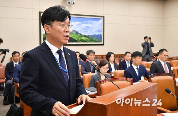 김영훈 고용노동부 장관이 15일 서울 여의도 국회에서 열린 고용노동부에 대한 국회 기후에너지환경고용노동위원회의 국정감사에서 업무보고를 하고 있다. [사진=곽영래 기자]