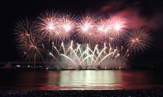 지난해 11월 9일 밤 부산불꽃축제가 부산 수영구 광안리해수욕장 해상에서 펼쳐져 장관을 연출하고 있다. 송봉근 객원기자