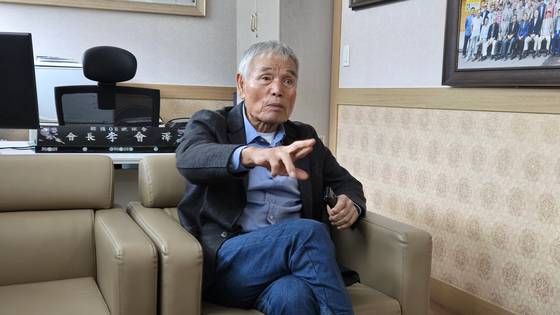 서울 용산구 한국OB축구회 사무실에서 만난 이회택 회장은 건강했다. 그는 인터뷰 내내 큰 동작을 하면서 이야기를 풀어나갔다. [사진 정영재]