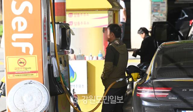 ▲ 춘천의 한 주유소에서 시민이 주유를 하고 있다. 방도겸 기자