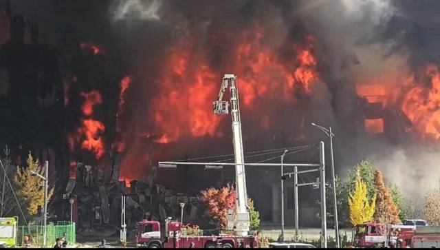 ▲ 15일 오전 충남 천안시 동남구 풍세면 이랜드패션 물류센터에서 불이 나 검은 연기가 치솟고 있다. 2025.11.15 [독자 제공. 연합뉴스]