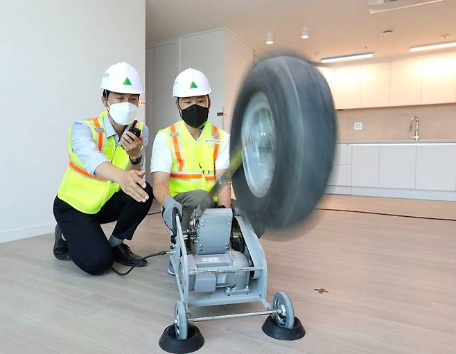 신축 아파트에서 중량충격음 발생 실험을 하는 모습. 사진=현대건설