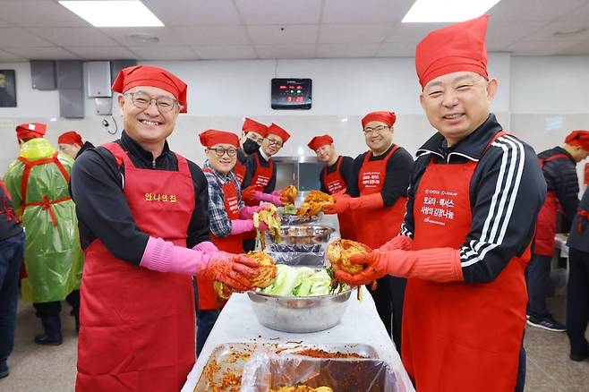렉서스 딜러사인 센트럴모터스 이상규 대표이사(사진 오른쪽)와 임직원들이 김장 봉사활동을 하고 있는 모습./사진=한국도요타자동차