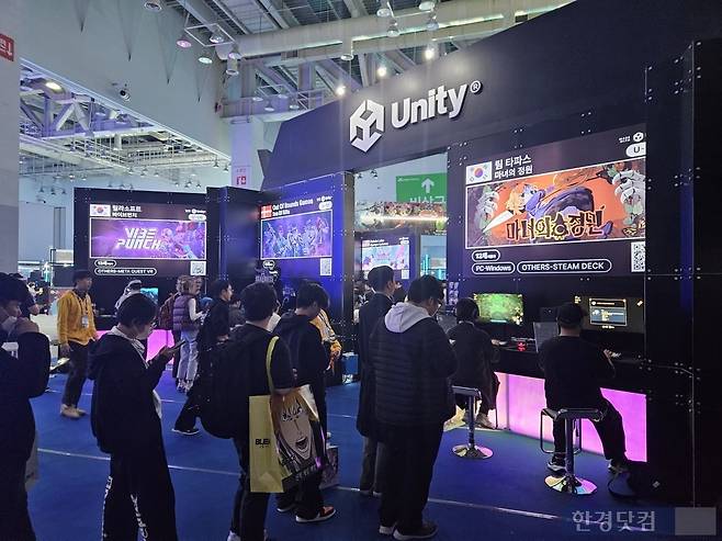 지스타 이튿날인 지난 14일 인디게임이 주로 전시된 벡스코 제2전시관 내 유니티 부스에서 관람객들이 마녀의 정원을 시연해보기 위해 줄을 서고 있다. 사진=박수빈 기자