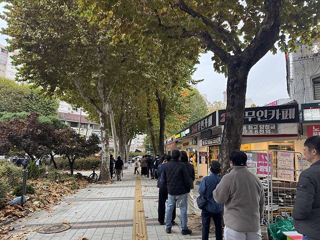 A long line is formed around Spa, a lottery ticket store in Nowon District, northern Seoul, which has the highest record of selling first-prize tickets in the city [KIM JI-YE]