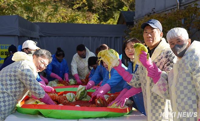 원주시청 공무원노동조합과 박정하 국회의원은 15일 김장 봉사에 나섰다. 원공노
