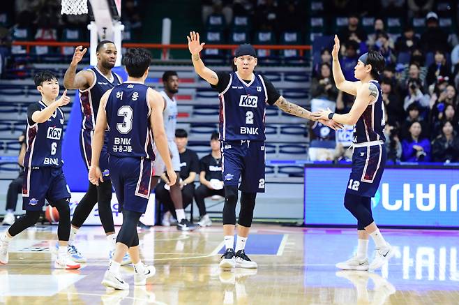 부산 KCC 선수들이 5일 오후 4시30분 부산 사직실내체육관에서 열린 2025∼2026 LG전자 프로농구 2라운드 모비스와 경기에서 하이파이브를 하고 있다. KBL 제공&nbsp;