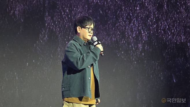 이성구 엔씨소프트 부사장이 13일 부산 해운대구 벡스코에서 진행한 미디어 초청 오프닝 세션에서 무대에 올라 발언하고 있다.