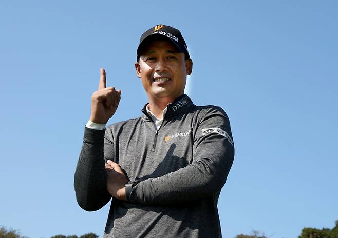 지난 2일 렉서스 마스터즈 정상에 오르며 KPGA 투어 희망의 아이콘이 된 김재호가 포즈를 취하고 있다. 민수용 골프전문사진기자