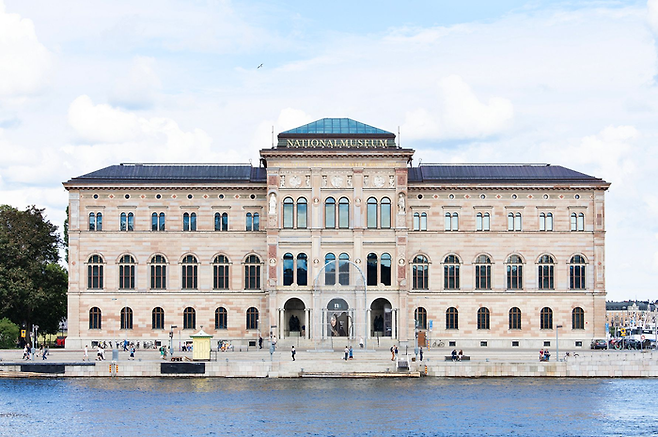 운하변의 미술관, 스웨덴 국립 미술관 입구에는 아이 웨이웨이의 철제 조형물이 제2의 문처럼 세워져있다. ©Nationalmuseum
