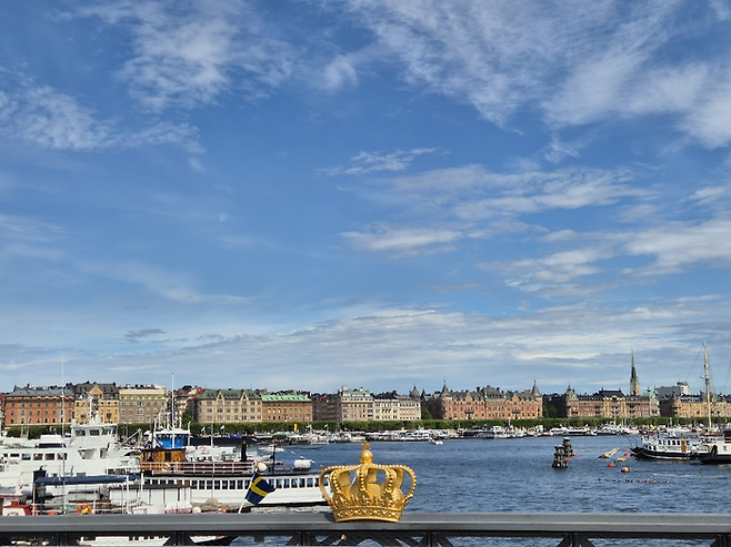 스톡홀름에는 ‘왕관 다리’가 있다. 스톡홀름 시내와 솁스홀름섬을 연결하는 솁스홀름스브론(Skeppsholmsbron) 다리에는 스웨덴 왕실의 상징인 왕관 장식이 양쪽에 달려 있는데, 생각보다 큰 크기에 깜짝 놀랐다. ©김슬기