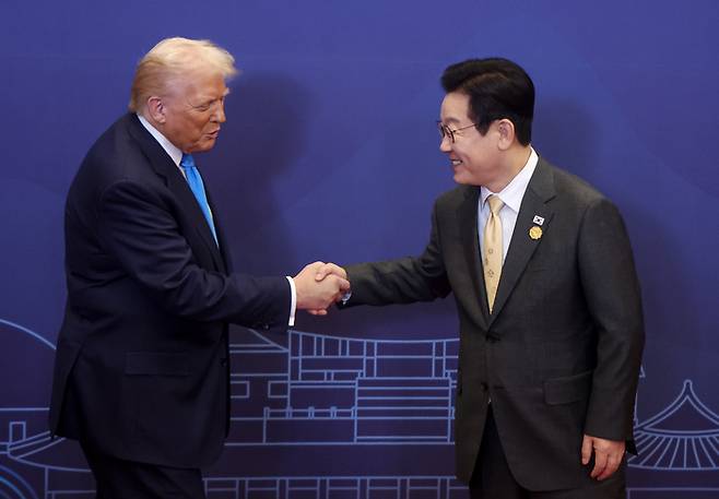 이재명 대통령이 지난달 29일 경북 경주 힐튼호텔 그랜드볼룸에서 열린 대통령 주최 정상 특별만찬에 앞서 도널드 트럼프 미국 대통령을 영접하고 있다. [연합뉴스]