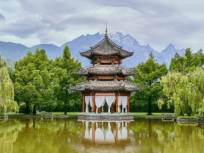 반얀트리 리장 로비에서 찍은 옥룡설산의 모습 / 사진=권효정 여행+ 기자