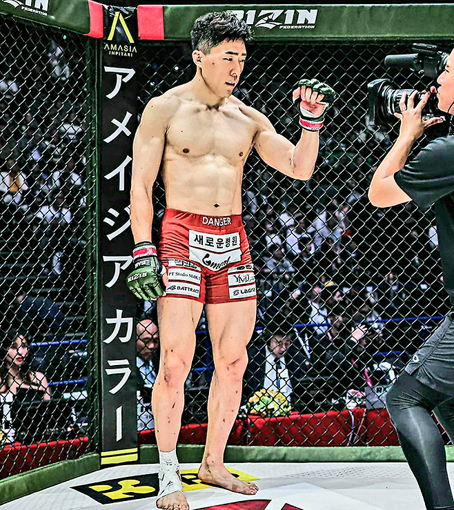 Road to UFC 시즌1~3 기원빈이 2025년 11월 일본 효고현 고베 지라이온 아레나 관중 1만420명 앞에서 라이진 랜드마크 12 제3경기 선수 소개를 받고 있다. 사진=RIZIN FF