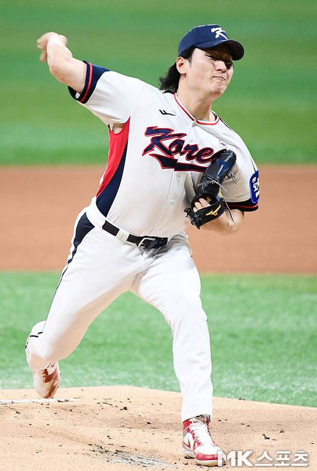 8일 오후 서울 고척스카이돔에서 ‘2025 NAVER K-BASEBALL SERIES’ 한국과 체코의 평가전이 열렸다. 대표팀 선발 곽빈이 역투하고 있다. 사진=김영구 기자