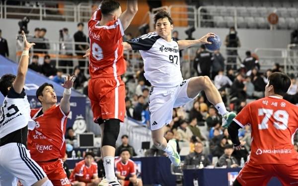 사진 신한 SOL Bank 2025-26 핸드볼 H리그 SK호크스와 경기에서 두산 김연빈이 점프슛을 시도 중이다, 사진 제공=한국핸드볼연맹