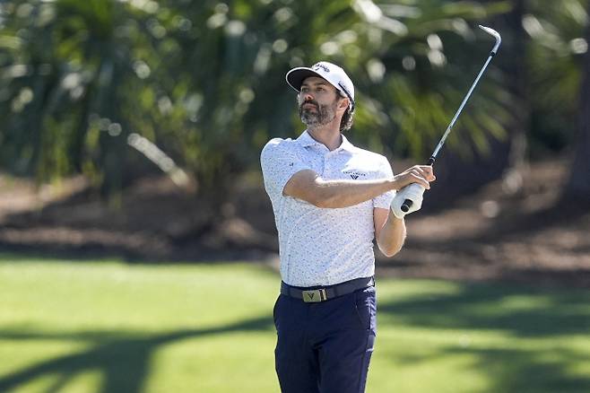 미국프로골프(PGA) 투어 버터필드 버뮤다 챔피언십(총상금 600만달러, 약 87억3300만원)에서 애덤 해드윈(캐나다)이 단독 선두를 달리고 있다. 사진은 지난 4월17일 미국 사우스캐롤라이나주 힐튼 헤드에서 열린 RBC 헤리티지 골프 토너먼트 1라운드에서 7번 그린을 향해 공을 친 해드윈의 모습. /사진=로이터