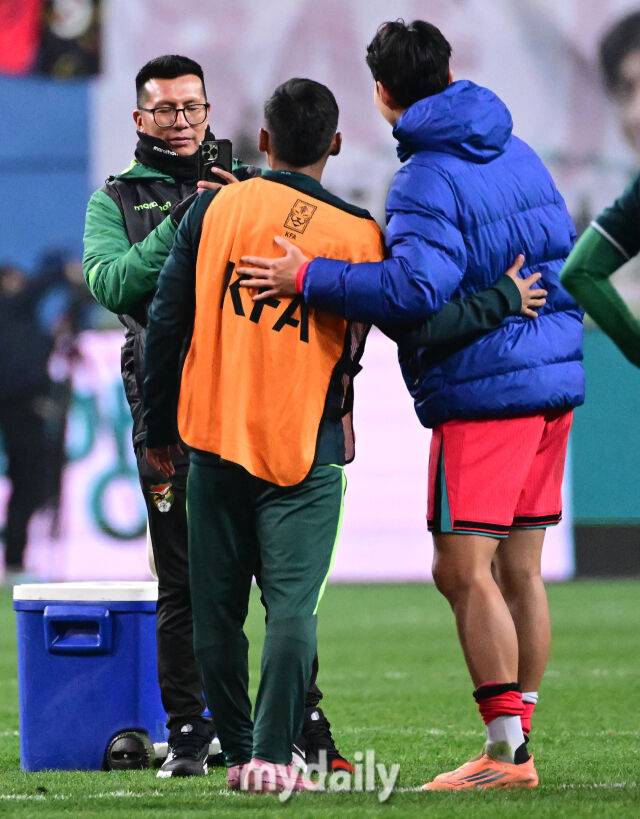 손흥민이 경기 후 볼리비아 선수와 기념 촬영을 하고 있다 / 대전 = 유진형 기자 zolong@mydaily.co.kr