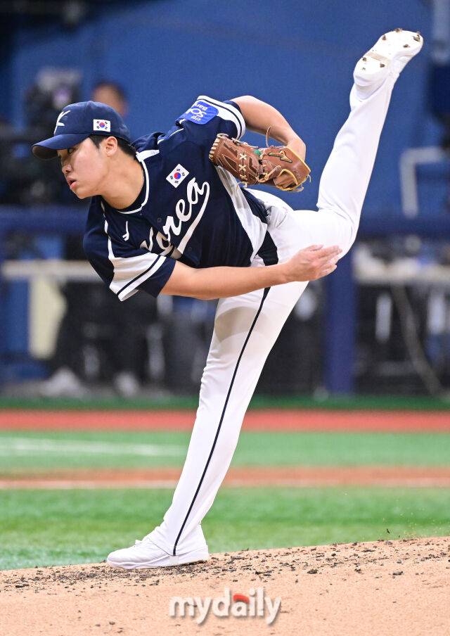 9일 오후 서울 구로구 고척스카이돔에서 진행된 '2025 NAVER K-BASEBALL SERIES' 대한민국-체코와의 평가전 경기. 대한민국 정우주가 5회말 2사 1,2루에서 구원 등판해 역투를 펼치고 있다./마이데일리