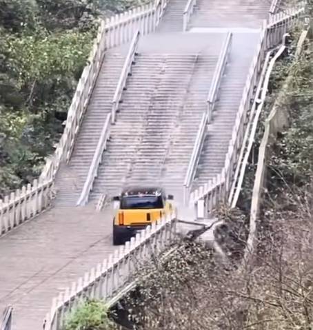 장가계 천문산 계단을 오르던 체리자동차의 신형 SUV가 미끄러져 내려오며 난간에 부딪치는 모습. [유튜브 캡처]