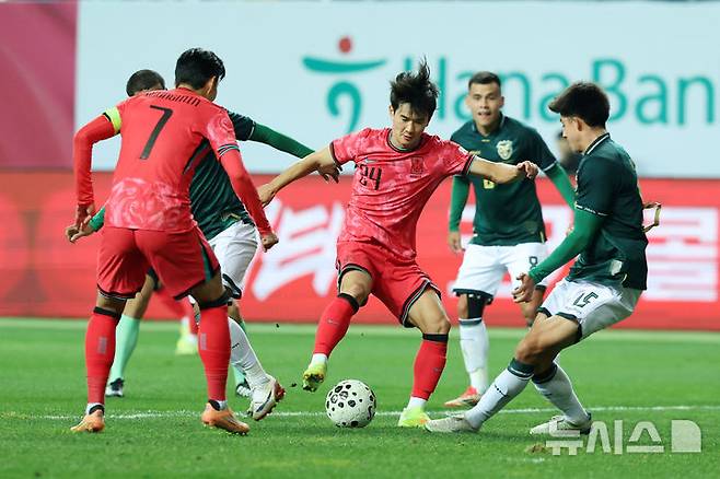 [대전=뉴시스] 조성우 기자 = 14일 오후 대전 유성구 대전월드컵경기장에서 열린 축구 국가대표팀 평가전 대한민국과 볼리비아의 경기, 전반전 한국 김진규가 상대 수비를 받으며 돌파할 곳을 찾고 있다. 2025.11.14. xconfind@newsis.com