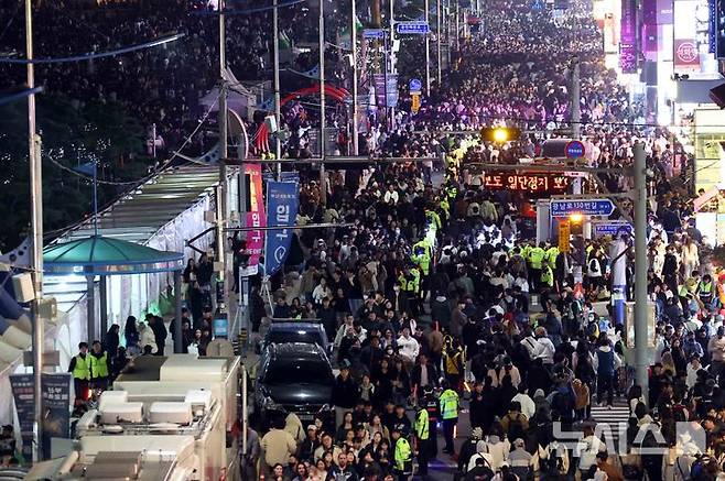 [부산=뉴시스] 하경민 기자 = '제20회 부산불꽃축제'가 열린 15일 부산 수영구 광안리해수욕장 도로에서 관람객들이 귀가하고 있다. 2025.11.15. yulnetphoto@newsis.com