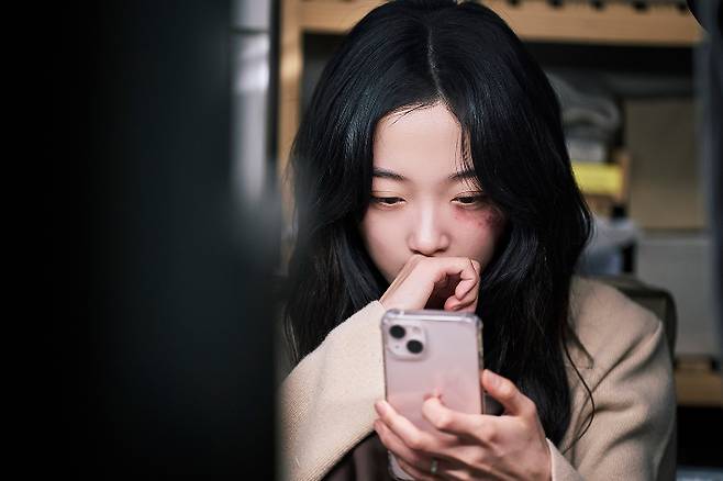 넷플릭스 시리즈 '당신이 죽였다'는 죽거나 죽이지 않으면 벗어날 수 없는 현실 앞에서 조은수(전소니)와 조희수(이유미)가 희수의 남편 노진표(장승조) 살인을 결심하는 내용을 다룬다. 넷플릭스 제공