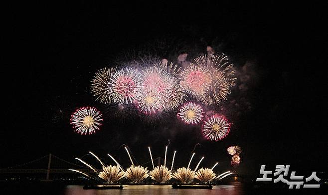 제20회 부산불꽃축제가 15일 부산 광안리해수욕장에서 화려하게 개막했다. 김혜민 기자