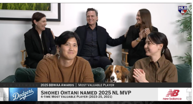 아내 마미코 씨와 함께 MVP 결과를 기다린 다저스 오타니. / MLB네트워크 캡처