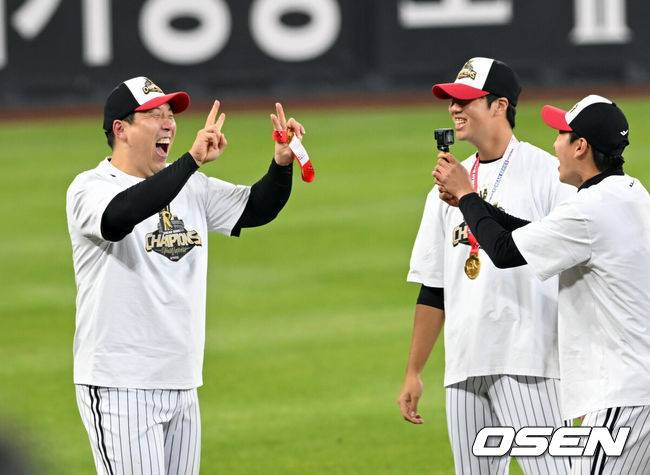 [OSEN=대전, 손용호 기자]프로야구 LG 트윈스는 31일 대전 한화생명볼파크에서 열린 2025 신한 SOL뱅크 KBO 한국시리즈(7전 4선승제) 한화 이글스와의 5차전에서 4-1로 승리했다.정규시즌 1위 LG는 시리즈 전적 4승 1패로 통합우승 금자탑을 쌓았다. LG의 통합우승은 1990년, 1994년, 2023년에 이은 통산 4번째로, 염경엽 감독은 2023년 부임 후 3년 사이 팀을 두 차례나 정상에 올려놓는 위대한 업적을 달성했다. LG 김현수가 동료와 우승의 기쁨을 나누고 있다.  2025.10.31 /spjj@osen.co.kr