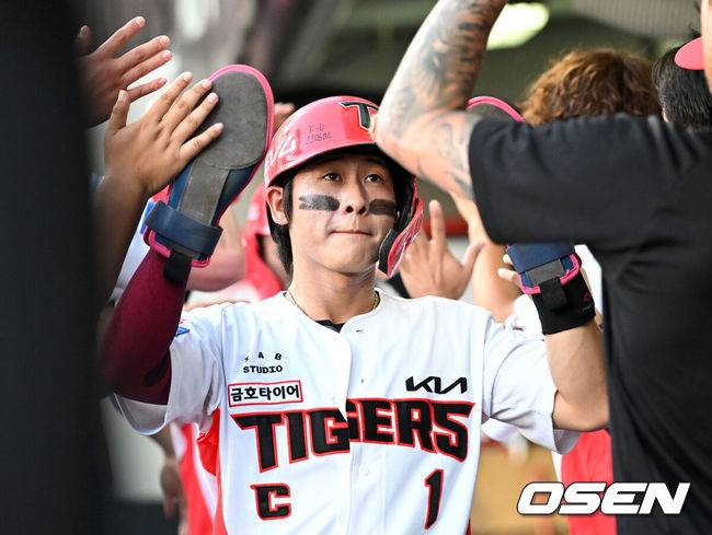 [OSEN=광주, 이대선 기자] 17일 오후 광주-기아 챔피언스필드에서 2025 신한 SOL Bank KBO리그 KIA 타이거즈와 KT 위즈의 경기가 열렸다.KIA는 김도현, KT는 헤이수스를 선발 투수로 내세웠다.1회말 2사 만루에서 KIA 김호령의 우월 3타점 적시타 때 홈을 밟은 3루주자 박찬호가 더그아웃에서 환호하고 있다. 2025.06.17 /sunday@osen.co.kr