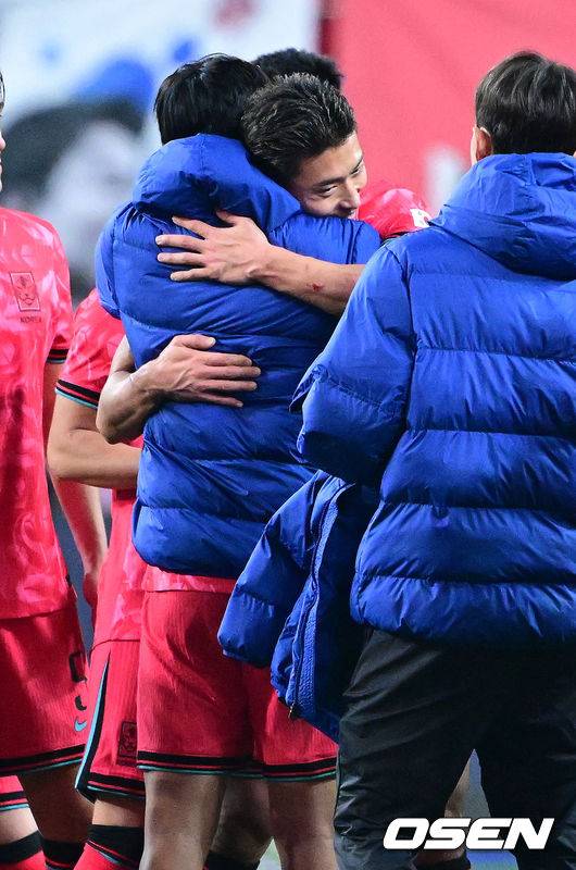 [OSEN=대전, 최규한 기자] 1년 8개월 만에 대표팀으로 돌아온 조규성이 골맛을 봤다. 손흥민도 프리킥 득점으로 한국을 승리로 이끌었다.홍명보 감독이 이끄는 한국축구대표팀(FIFA 랭킹 22위)은 14일&nbsp;대전월드컵경기장에서 볼리비아(76위)와 11월 A매치 1차전을 치러 2-0으로 승리했다.&nbsp;경기를 마치고 한국 손흥민과 조규성이 인사를 나누고 있다. 2025.11.14 / dreamer@osen.co.kr