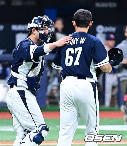 [OSEN=고척, 최규한 기자] 류지현 감독이 이끄는 한국 대표팀이 체코 대표팀과 평가전을 2연승으로 마쳤다.&nbsp;한국 대표팀은 9일 서울 고척스카이돔에서 열린 ‘2025 NAVER K-BASEBALL SERIES’ 체코와 2번째 평가전에서 장단 17안타를 터뜨리며 11-1로 승리했다.경기를 마무리지은 한국 투수 김영우와 포수 최재훈이 인사를 나누고 있다. 2025.11.09 / dreamer@osen.co.kr