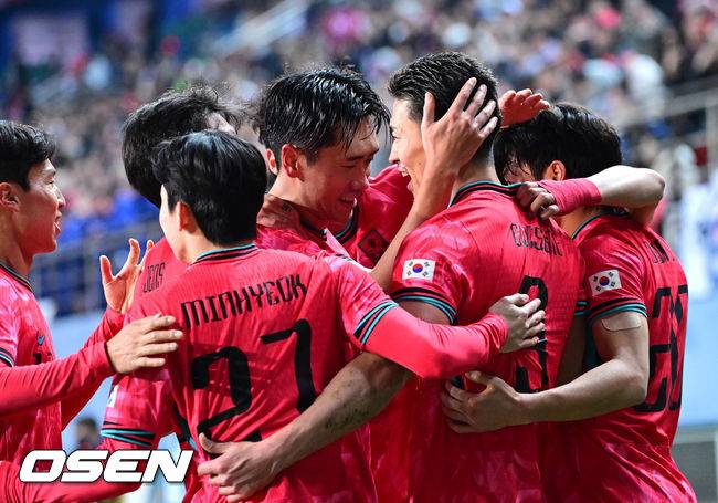 [OSEN=대전, 최규한 기자] 1년 8개월 만에 대표팀으로 돌아온 조규성이 골맛을 봤다. 손흥민도 프리킥 득점으로 한국을 승리로 이끌었다.홍명보 감독이 이끄는 한국축구대표팀(FIFA 랭킹 22위)은 14일&nbsp;대전월드컵경기장에서 볼리비아(76위)와 11월 A매치 1차전을 치러 2-0으로 승리했다.&nbsp;후반 막판 한국 조규성이 팀 두번째 골을 작렬시킨 뒤 동료들과 환호하고 있다. 2025.11.14 / dreamer@osen.co.kr