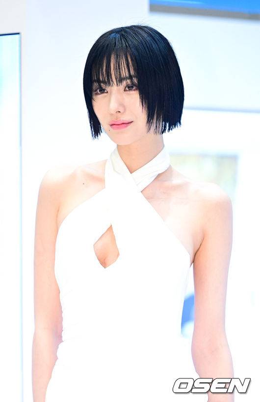 [OSEN=최규한 기자] 13일 밤 서울 여의도 더현대서울에서 뷰티 브랜드의 팝업 스토어 오픈 행사가 열렸다.이날 행사에는 배우 나나, 채종석, 정혜성 등이 참석해 자리를 빛냈다.배우 나나가 포토타임을 하고 있다. 2025.01.13 / dreamer@osen.co.kr